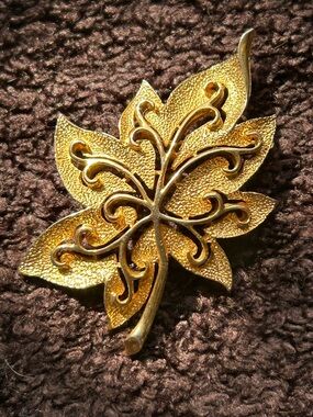 Gold Leaf Flower Brooch Pin - Elegant Women's Jewelry